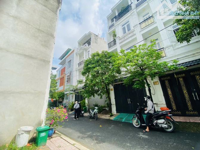 Bán gấp nhà 3 tầng Linh Trung, hẻm xe hơi, SHR, giá chỉ 7 tỷ