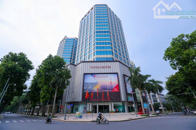 BÁN NHÀ MẶT PHỐ VIP BA TRIỆU - GẦN VINCOM 220M MẶT TIỀN 8M