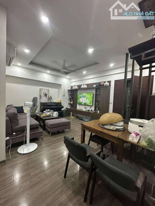 Bán chung cư 48 Trần Duy hưng, Cầu Giấy, diện tích 80m2, 2 phòng ngủ, 2 WC, sổ đỏ, đủ đồ
