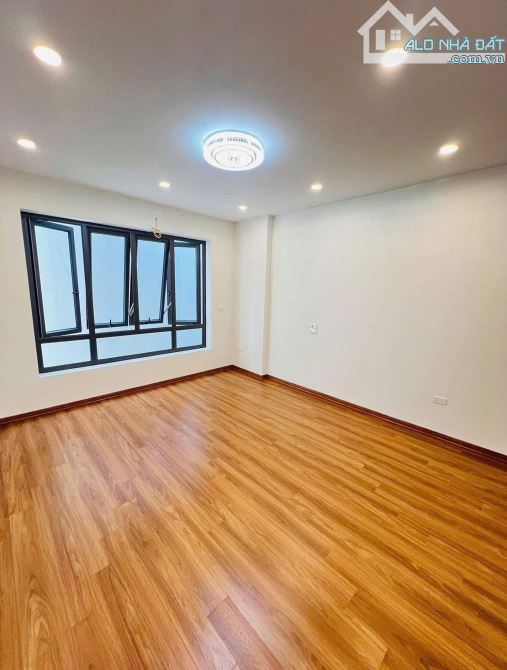 Bán nhà Lạc Long Quân, xây mới đẹp, 5 tầng đủ công năng, giá tốt