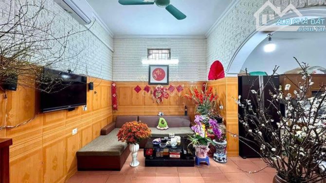 Cho thuê nhà nguyên căn tại ngõ 25 An Trạch, Văn Miếu, Đống Đa. DT 36m x 4 tầng, giá 10tr