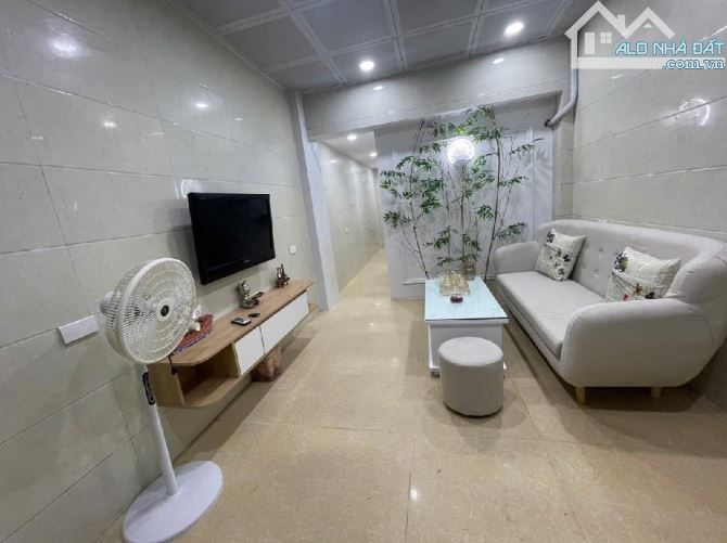 Bán tập thể tầng 1 phố Bùi Ngọc Dương, 2 ngủ cách cv tuổi trẻ 200m. Trung tâm Hai Bà Trưng