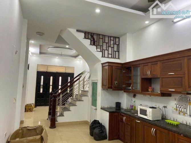 Cho thuê nhà ngõ 93 Ngọc Trục, phường Đại Mỗ, quận Nam Từ Liêm. DT 41m x 3 tầng, giá 7tr
