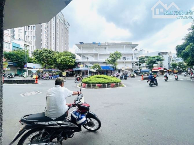 GÓC 2 MẶT TIỀN NGAY VÒNG XOAY, CHÍNH CHỦ LÂU ĐỜI GÓC 2 MẶT TIỀN NGANG RỘNG 8m - 4 TẦNG DT - 10