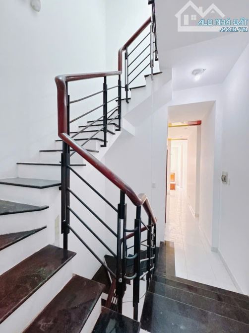 CĂN HỘ DỊCH VỤ CÓ 5 TỶ  TRUNG TÂM Q4 HẺM XE HƠI NGANG 5M - 10