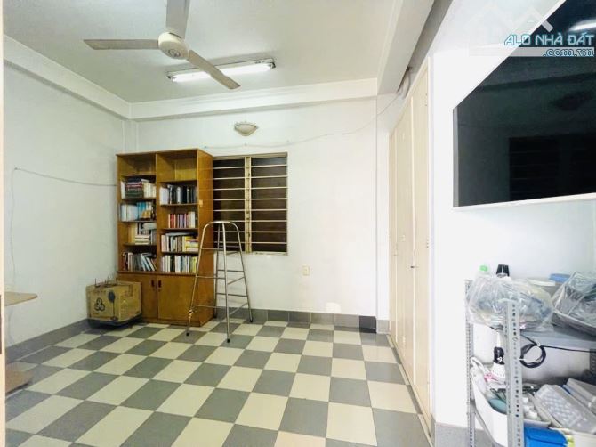 GÓC 2 MẶT TIỀN NGAY VÒNG XOAY, CHÍNH CHỦ LÂU ĐỜI GÓC 2 MẶT TIỀN NGANG RỘNG 8m - 4 TẦNG DT - 11