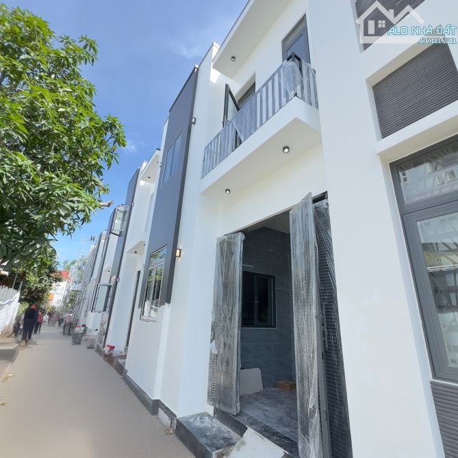 NHÀ TRỆT LẦU XÂY MỚI 2PHÒNG NGỦ, ỐP GẠCH CAO CẤP FULL TẦNG SANG TRỌNG, TP.CẦN THƠ - 1
