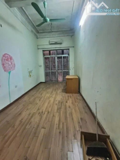 Cho thuê nhà Phố Lê Thanh Nghị , Bách Khoa , Hai Bà Trưng DT 35m2 x 4 tầng thông sàn, ô - 1