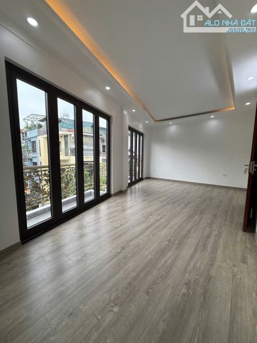 PHÂN LÔ THANG MÁY,Ô TÔ VÀO NHÀ,NGÕ THÔNG TO NHƯ PHỐ,KINH DOANH SẦM UẤT,TIỆN ÍCH BẠT NGÀN