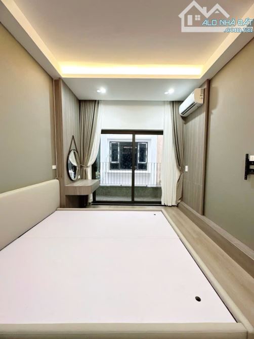 8 TỶ HƠN . 3 GÁC ĐỖ CỬA NGÀY ĐÊM . GẦN Ô TÔ .  45M2. 5 TẦNG . KHUNG CỘT  . FULL NỘI THẤT. - 1