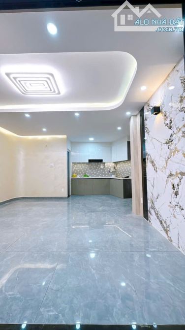 BẤn NHÀ Q4 MỚI ĐẸP 2 TẤM 1/ TÔN ĐẢN GIÁ 4TỈ NHĨNH KHU DÂN CƯ HÀNG HIẾM - 1