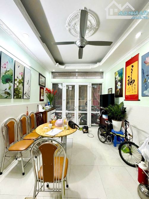 HIẾM-NHÀ ĐỐNG ĐA ĐẸP, DÂN XÂY, TRƯỚC NHÀ RỘNG 3M, RA OTO GẦN|DT30M2x5T_6,8TỶ - 1