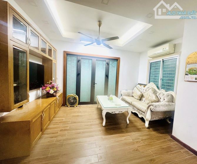 Cho thuê nhà ô tô Lạc Long Quân, Tây Hồ, 50m2, full nội thất, 4 ngủ, 20tr - 1