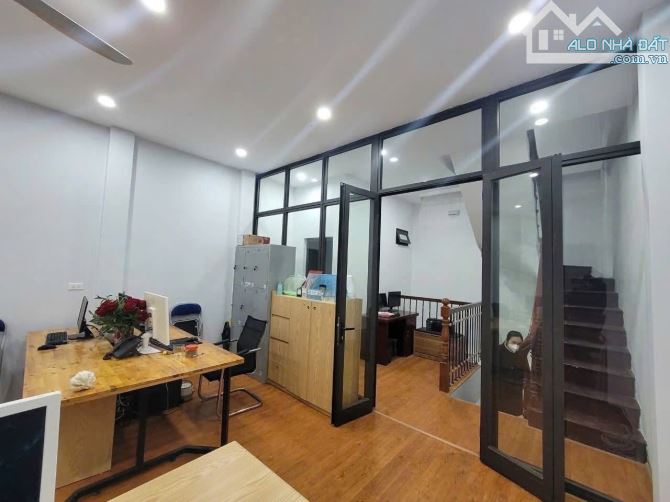 Cho thuê nhà ô tô, kd, vp Đường Láng, Đống Đa, 45m2, tầng thông sàn, 26 tr - 1