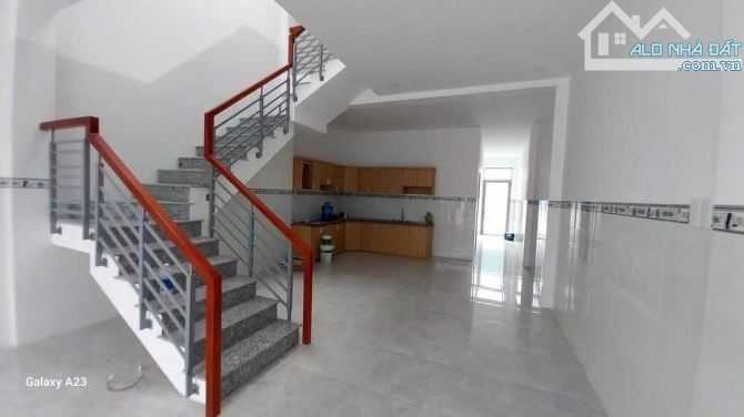 NHỈNH 1 TÍ NHÀ 2 TẦNG KIÊN CỐ XE HƠI NGỦ TRONG NHÀ GẦN CHỢ BÌNH CHÁNH - 1
