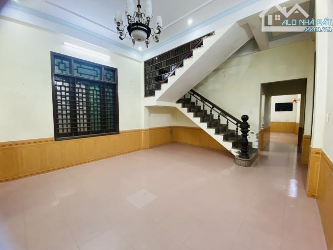 Nhà 2 tầng 3 phòng ngủ view phố đi bộ ven sông Nguyễn Lộ Trạch - 1
