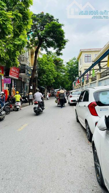 Mặt đường Nguyễn Công Trứ (gần Hồ Sen) - 176m2 - mặt tiền 6,3m - sau thoáng - giá 18 tỷ - 1