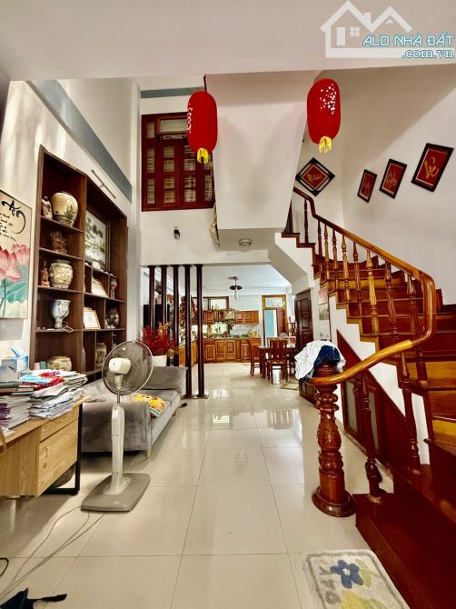 Nhà gỗ 3 tầng , gần quân khu 5, sân bay , có sân đậu oto - 1