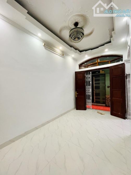 BÁN NHÀ HÀO NAM-32Mx4TẦNG-MẶT TIỀN 5.5M-NGÕ THÔNG-3MẶT THOÁNG-SỔ VUÔNG PHÂN LÔ-8 TỶ - 12