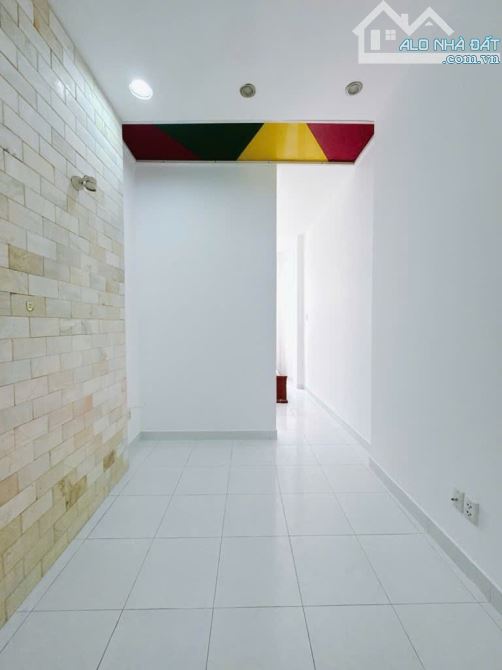 CĂN HỘ DỊCH VỤ CÓ 5 TỶ  TRUNG TÂM Q4 HẺM XE HƠI NGANG 5M - 15