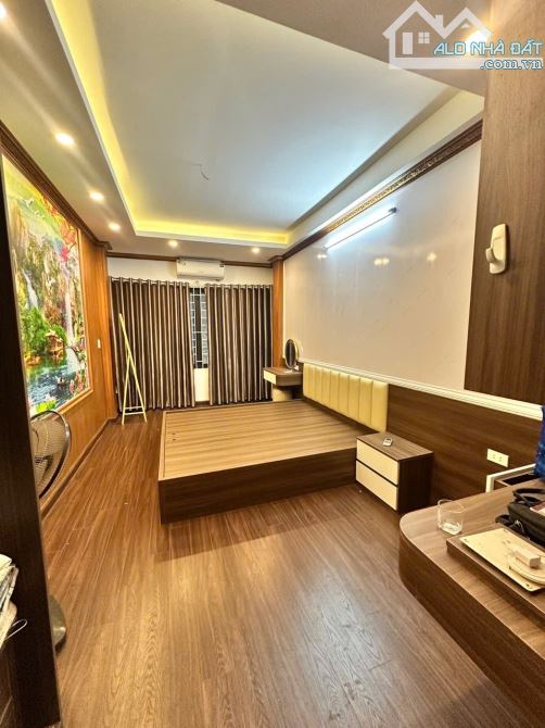 BÁN NHÀ TRUNG KÍNH – 32M² – 6 TẦNG – 3 NGỦ KHÉP KÍN – GIÁ 7.2 TỶ – NGÕ THÔNG 3M - 2