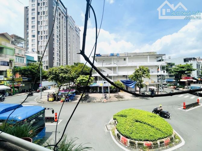 GÓC 2 MẶT TIỀN NGAY VÒNG XOAY, CHÍNH CHỦ LÂU ĐỜI GÓC 2 MẶT TIỀN NGANG RỘNG 8m - 4 TẦNG DT - 2