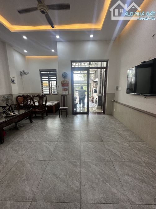 Hạ Giá Cực Sốc! Bán Gấp Biệt Thự 180m2 Bình Thạnh - ngang 10m x 18m  Giá Chỉ 21 tỷ TL - 2