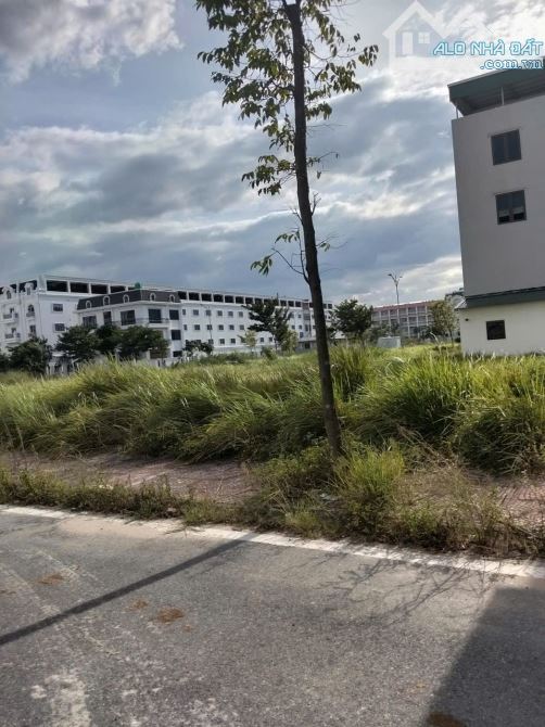 9.5 tỷ/103 M2/ 23 M tiền/ Lô Góc/ Ngã Tư/khu Đô thị Phố Hồ - 2