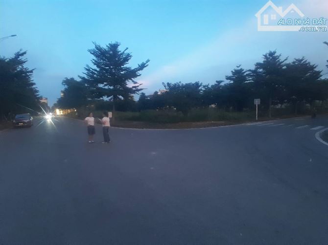 LÔ GÓC 3 MẶT THOÁNG .TẠI NGÃ TƯ KHU ĐẤU GIÁ ÂU CƠ .DT 103M2 GIÁ CHỈ 9.3 TỶ.CÓ THƯƠNG LƯỢNG - 2