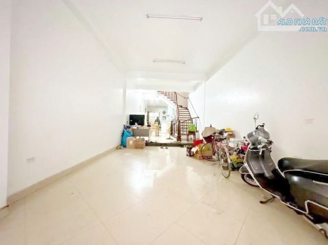 Bán nhà Kim Đồng 80m Ô tô vào nhà Mặt tiền rộng Hàng hiếm Giá đầu tư - 2