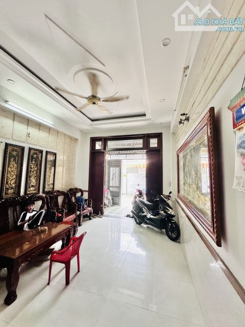 BÁN NHÀ 3 TẦNG NGAY TÂN HƯƠNG – HẺM 8M – GẦN MẶT TIỀN — 80M2(3.9x21m) A4 — XE HƠI - 9.9 TỶ - 2