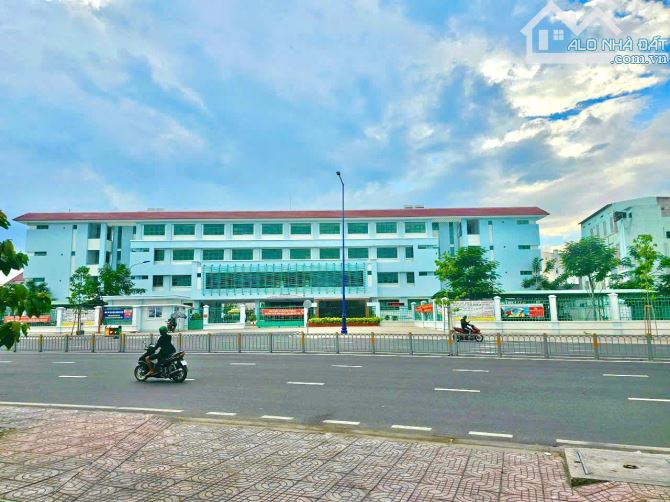Nhà Tên Lửa, Bình Tân- cạnh chợ, đối diện trường học- 5 tầng 4 x 22m- Chỉ 8T7 TL. - 2