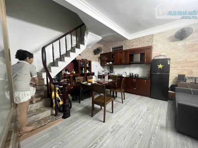 Bán Nhà Ngọc lâm, long biên. 30m2, 4 tầng, gần phố, giao thông thuận tiện. giá 5.5 tỷ - 2