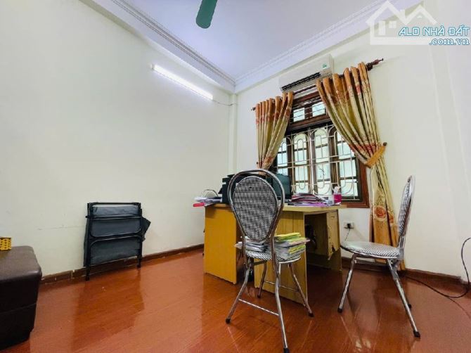 Bán nhà Đường Láng phân lô vuông A4 mặt tiền rộng đẹp , 5m ra ô tô nhà 40m giá 10 tỷ kinh - 2