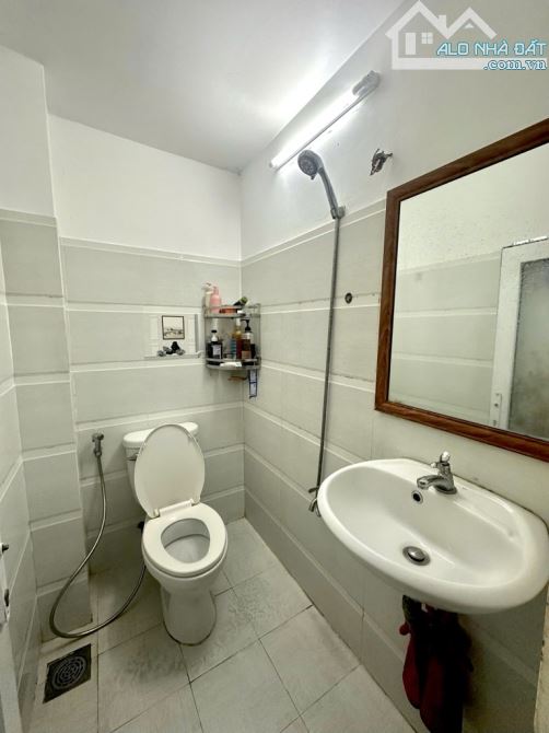Bán nhà 3 tầng 30m2 giá 3 tỷ 95 đường Dương Quảng Hàm Phường 5 Quận Gò Vấp không quy hoạc - 2