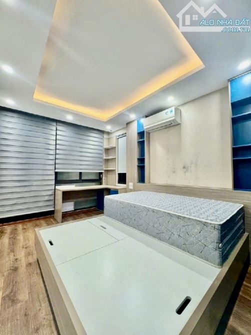 Hồ Tùng Mậu- 33M  x 5 Tầng - Ô Tô Đỗ Cửa - MT 4m - CĂN GÓC - 8.x TỶ - 2