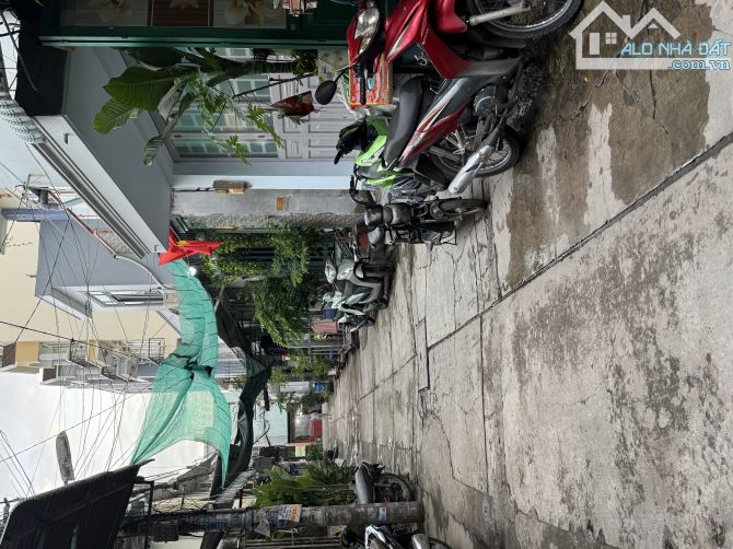 BÌNH TÂN ‘ SÁT Chợ BÀ HOM  ‘ 40 m 2 TẦNG ‘ 4 x 10 m giá 3.2 tỷ TL ‘ HẺM 🚗🚗🚗.   Mô TẢ 2 - 2