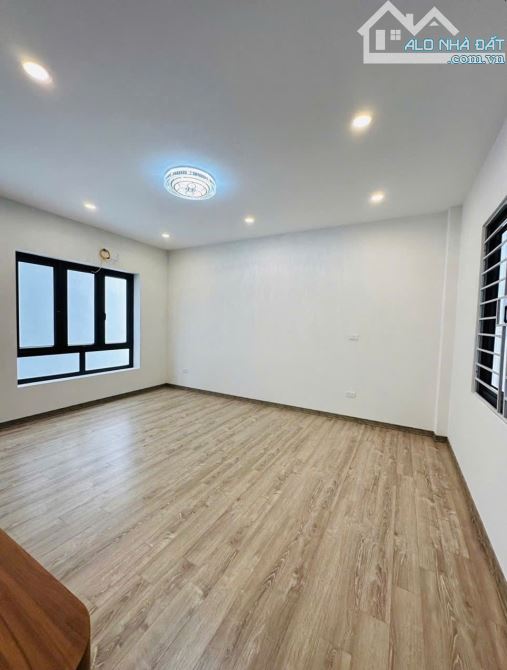 Bán nhà Lạc Long Quân, xây mới đẹp, 5 tầng đủ công năng, giá tốt - 2