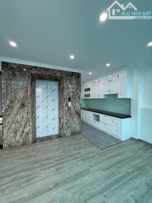 PHÂN LÔ THANG MÁY,Ô TÔ VÀO NHÀ,NGÕ THÔNG TO NHƯ PHỐ,KINH DOANH SẦM UẤT,TIỆN ÍCH BẠT NGÀN