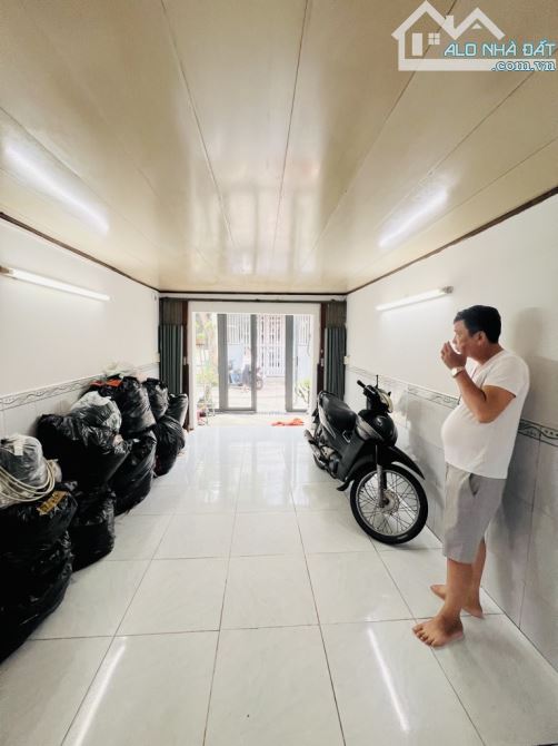 BÌNH  TÂN —-  TÂN TẠO A( 36m2 , 2 tầng )... HẺM THÔNG 8m . Giá 3 Tỷ ( sổ vuông không lộ gi - 3