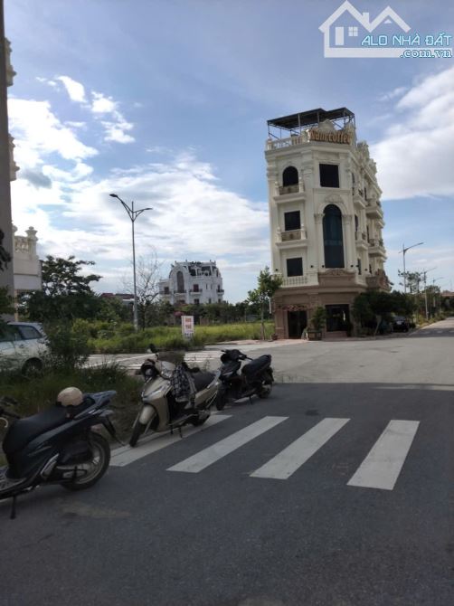 9.5 tỷ/103 M2/ 23 M tiền/ Lô Góc/ Ngã Tư/khu Đô thị Phố Hồ - 3