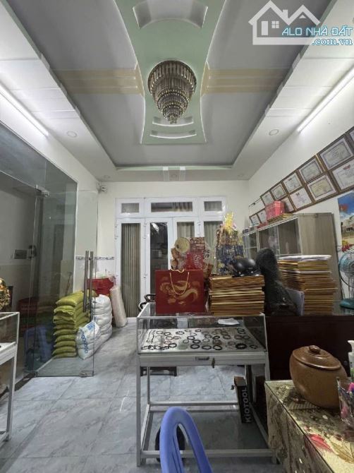 Chỉ 6.8 Tỷ - Nhà Mới 3 Tầng - 100M2- Ngang gần 6M- HXT Thông - Giáp Quận 6 - Hồ Học Lãm - 3