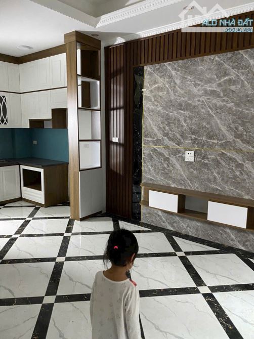 Cho thuê nhà phố Phú Diễn, 35m2 x 5 tầng, 4 phòng ngủ , lô góc 2 mặt thoáng,12,5 triệu/t - 3