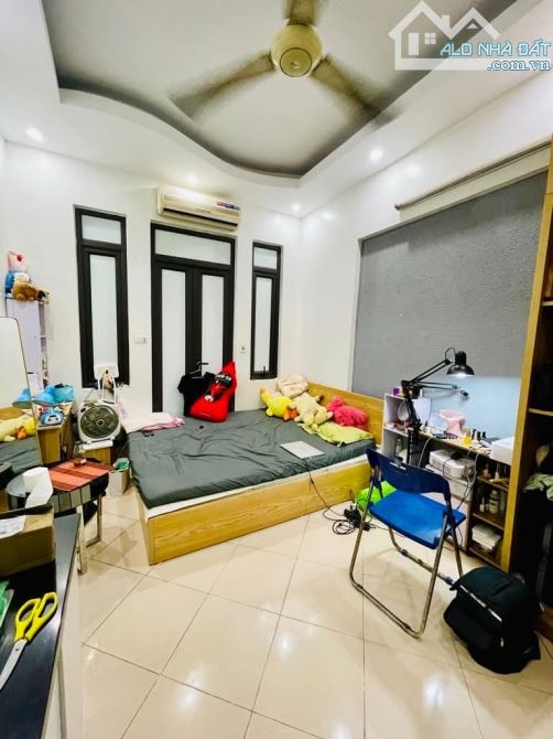 ĐƯỜNG CẦU GIẤY - QUAN HOA - NGÕ 3 GÁC RỘNG THOÁNG NHÀ ĐẸP- PHÒNG NGỦ KHÉP KÍN RỘNG ĐẸP - 3
