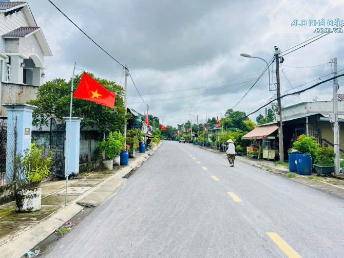 Lô gốc thổ đường 28, gần THCS Tân Thông Hội DT 124m2, SHR, Giá 1 tỷ750 - 3
