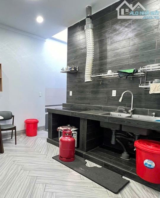 Bán căn nhà 1 trệt , 2 lầu ,  mặt tiền Kinh Doanh mọi ngành nghề Đường Nguyễn Văn Trỗi - 3