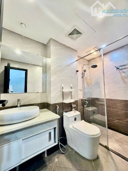 Hồ Tùng Mậu- 33M  x 5 Tầng - Ô Tô Đỗ Cửa - MT 4m - CĂN GÓC - 8.x TỶ - 3