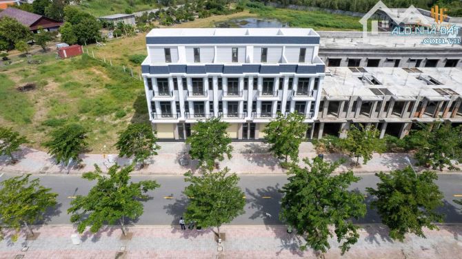 Cần Bán Gấp Nhà 1 Trệt 2 Lầu 1 Sân Thượng - 90m2 - 2tỷ5 thương lượng mạnh - SHR - 3