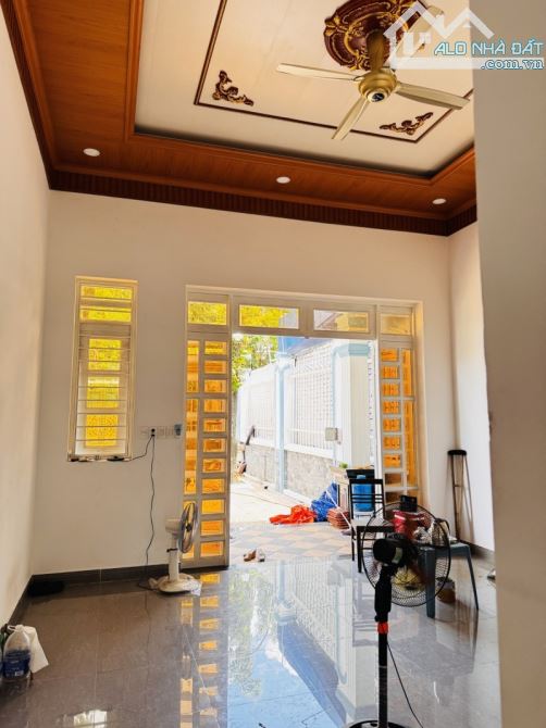 Bán nhà 390m² Dĩ An,Ngang KHỦNG 12M,SHR đường xe hơi 2 chiều,giá đầu tư - 3