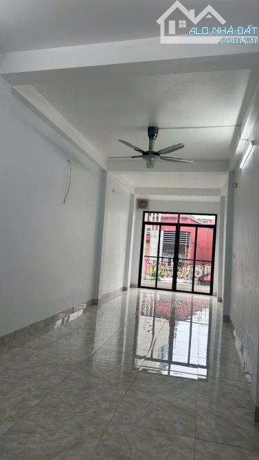 Cho thuê nhà mặt phố Chùa Láng, DT 54m2x4 tầng, MT 3m, Giá 60tr - 3